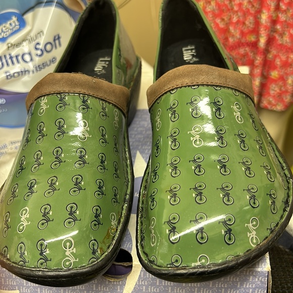 Lila medical sure grip shoes barely worn 7.5 medium - Picture 1 of 14